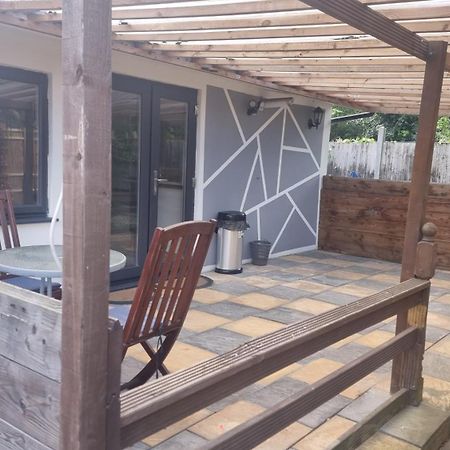 Appartamento Rear Of Levett Gardens Ilford Esterno foto