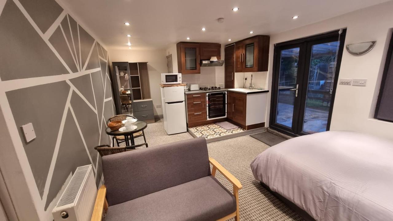 Appartamento Rear Of Levett Gardens Ilford Esterno foto