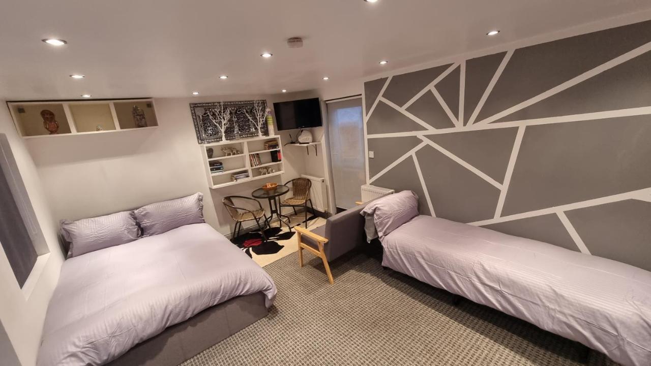 Appartamento Rear Of Levett Gardens Ilford Esterno foto
