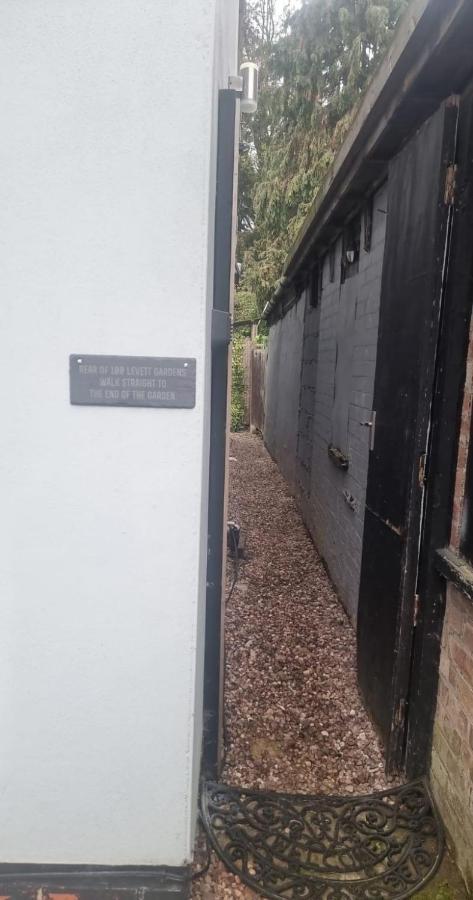 Appartamento Rear Of Levett Gardens Ilford Esterno foto